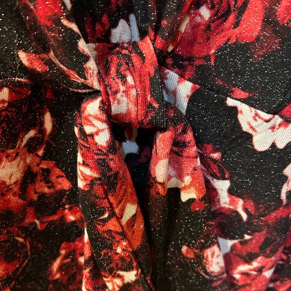 NY Collection Woman 2X Black and Red Floral Blouse w/Silver Sparkles Knot NWT - Picture 4 of 6